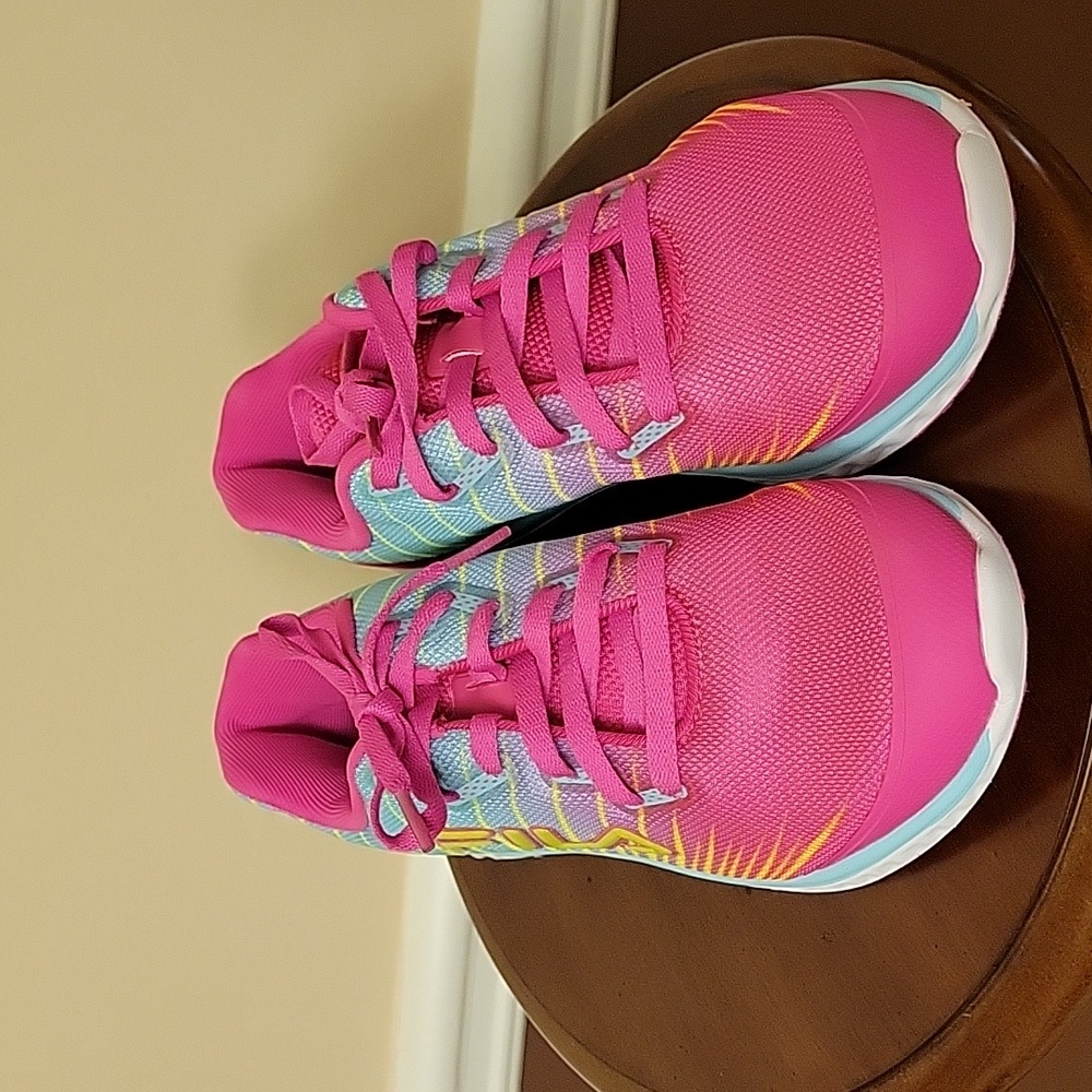 NWOT Fila Big Girls sneakers US size 4.5